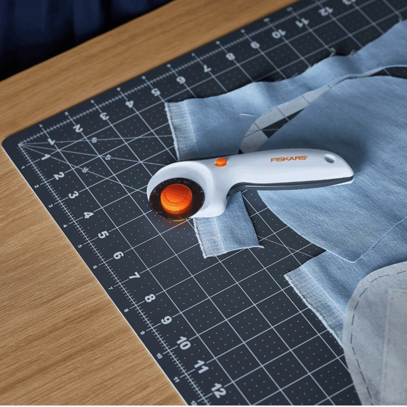 Fiskars Rotary Cutter With Trigger F9793 3 Fiskars Rotary Cutter With Trigger F9793 - Image 3